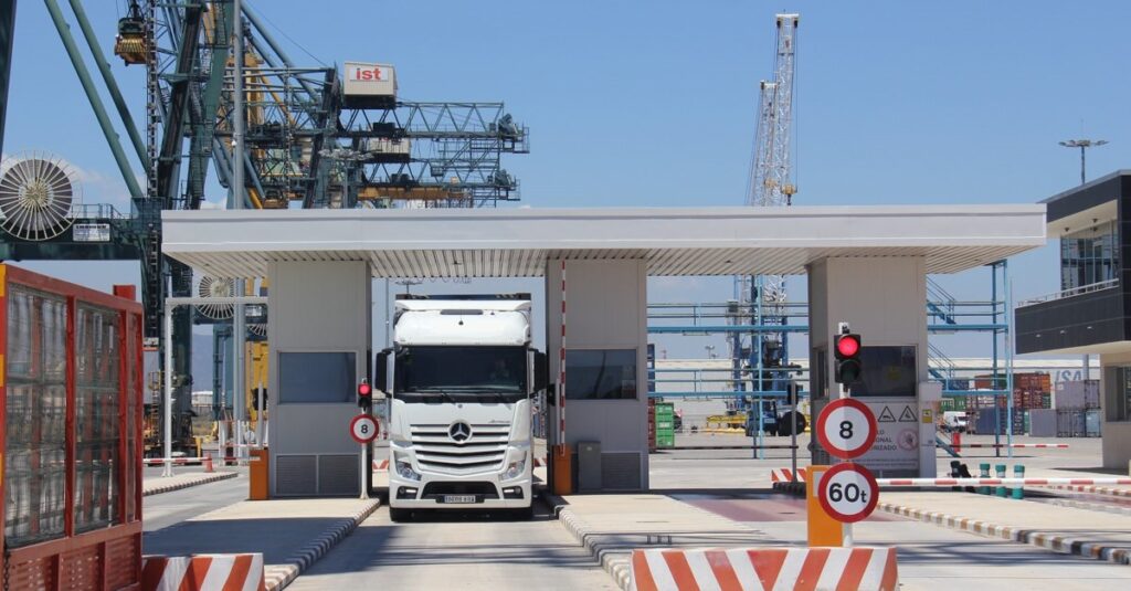 Camion saliendo del área portuaria luego de finalizar exitosamente el control de Aduanas